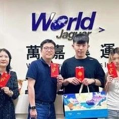 月华圆满正秋中，天上人间此夕同！