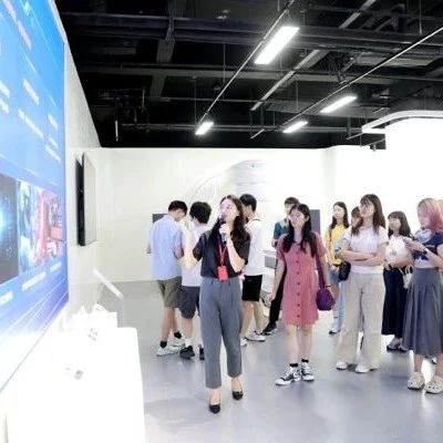沉浸式感知！清华学子走进长虹看创新发展