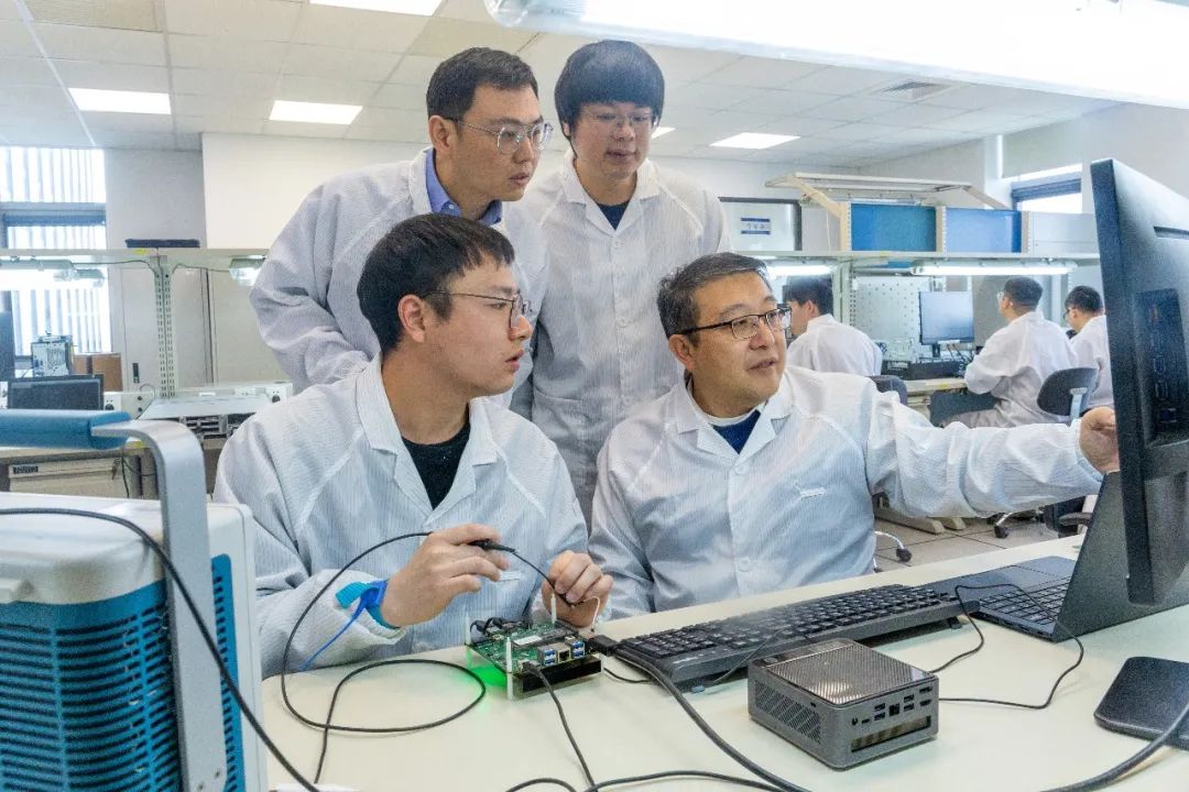 中国电子首席科学家窦强博士带领飞腾技术团队研发飞腾新一代桌面处理器芯片.jpg