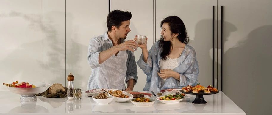 这对跨国夫妻在苏州家的“反电子依赖”日常：用歌舞代替影综肥皂剧
