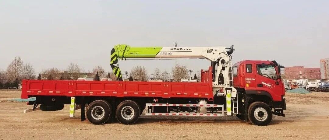 福田雷萨12吨5节臂随车吊:精准吊装无压力,工程作业实力派