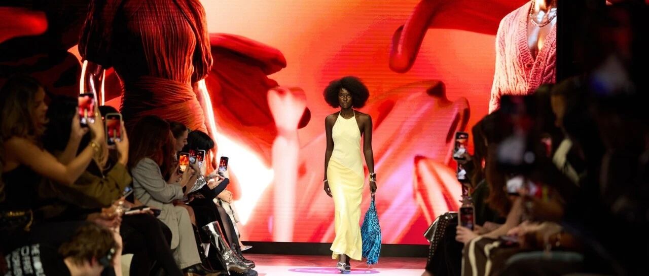 机器人定义零售新体验！极智嘉机器人亮相全球首场AI驱动的时装大秀